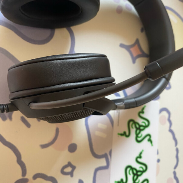 雷蛇Razer这个耳机怎么调声音大小哦？