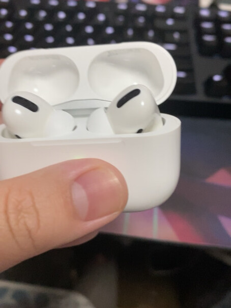 Apple AirPods Pro (第二代) 配MagSafe无线充电盒 主动降噪无线蓝牙耳机 适你们二代手机里型号显示啥呢？