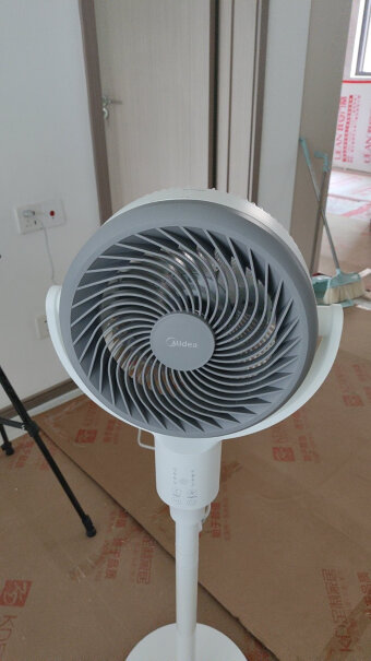 美的循环风扇 GAG24JR请问下风扇杆子可以调节高低吗？