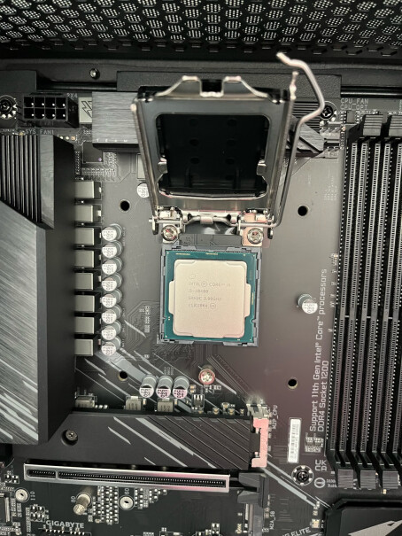 Intel i5-10400 盒装CPU处理器这个U配什么主板好，我玩魔兽世界，需要买显卡吗？