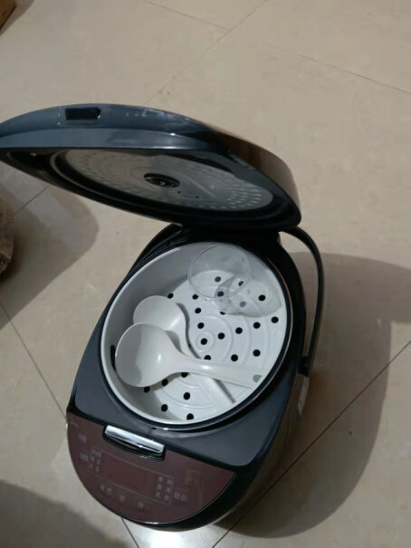 美的电饭锅4L24HFB40simple111电饭煲蒸煮米饭家用买过的亲，这款电饭煲有装蒸汽水的吗？会不会漏水出来？