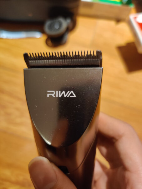 雷瓦RIWA理发器电推剪这款有配剪刀吗？