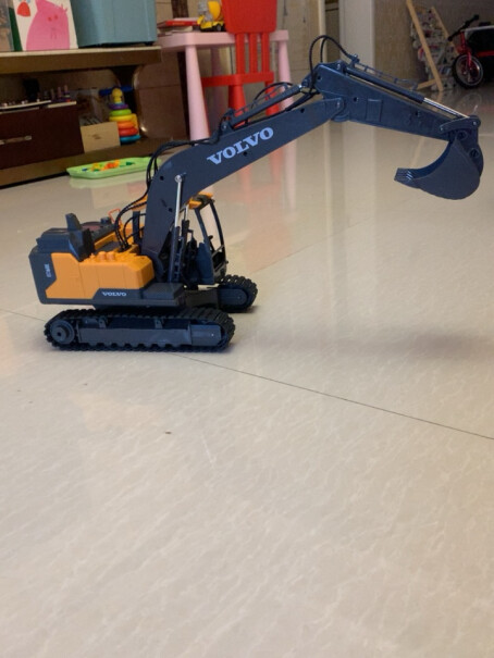 双鹰工程挖掘机挖机遥控车钩勾机工程玩具车模型到底有没有人工台？