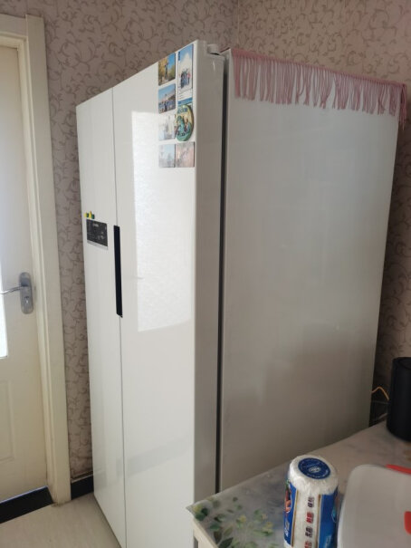 西门子SIEMENS610升610升的这个冰箱侧面是白色的还是灰色的？