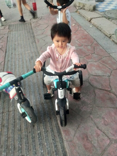 纳豆儿童三轮车脚踏车手推车婴儿溜娃神器车子平衡性好吗？会不会容易侧翻？