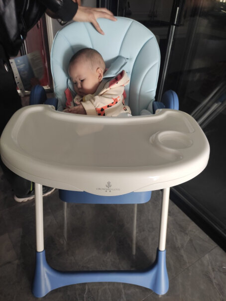 蒂爱宝宝餐椅儿童餐椅便携可坐可躺宝宝椅婴儿餐桌四个月坐得住吗？我家宝宝七个多月坐椅子挺宽的，需要后面垫个小靠枕？