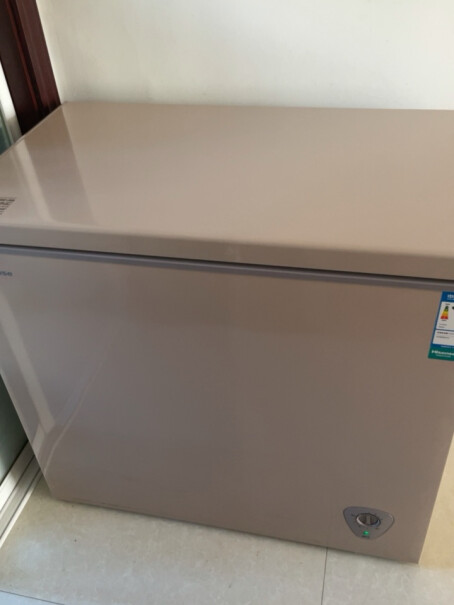 海信 (Hisense) 203升 一级能效家用冰柜 冷藏冷冻转换冷柜 节能省电单门冰箱金色BD顶开门和侧面颜色不一样呢？顶开门和侧门颜色怎么不一样呢？听？