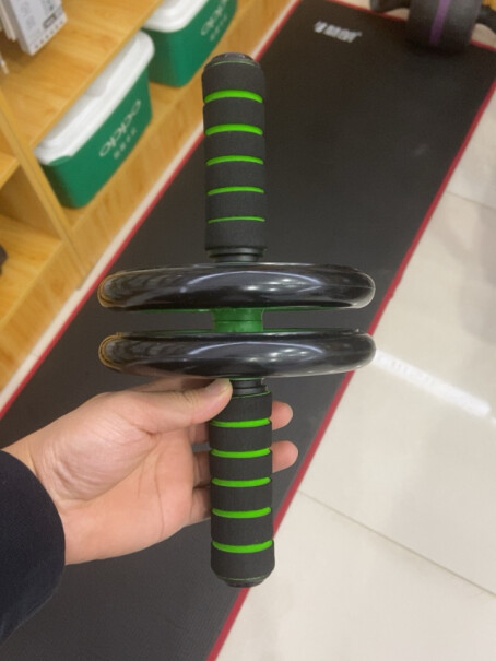 凯速静音型双轮健腹器腹肌轮健腹轮滚轮PR41绿色轮子看着没有纹理，会不会滑啊？