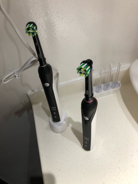 欧乐B电动牙刷成人小圆头牙刷情侣礼物3D声波旋转摆动充电式什么牙膏好用？