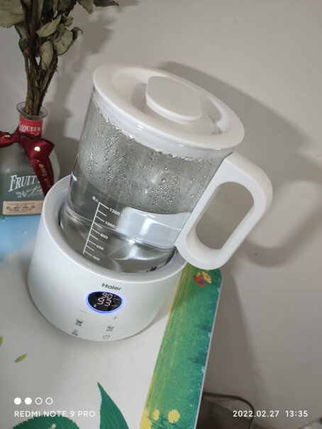 海尔恒温调奶器温奶器暖奶1.35L母婴神器奶粉这个壶放在底座上的时候稳吗？晃动吗？