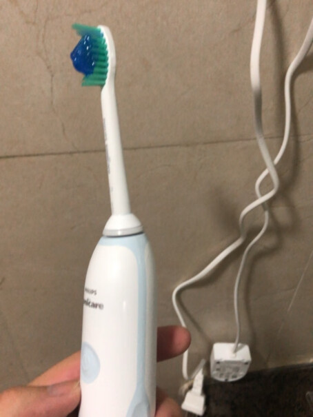 飞利浦电动牙刷充电式成人声波震动米白色电动牙刷HX3216那个型号好或性价比高？