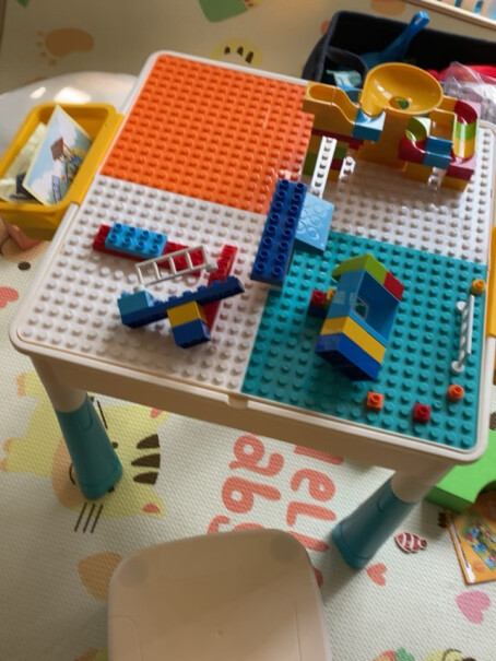 奥迪双钻儿童多功能玩具积木桌大家中间圆柱形配件支持桌子，桌面会不稳吗。？