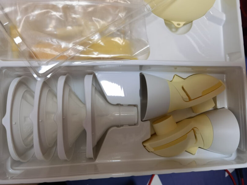 Medela美德乐吸奶器电动吸奶器单边吸乳器母乳集奶器挤奶器大家吸奶器里的黄色连接膜有味道吗？