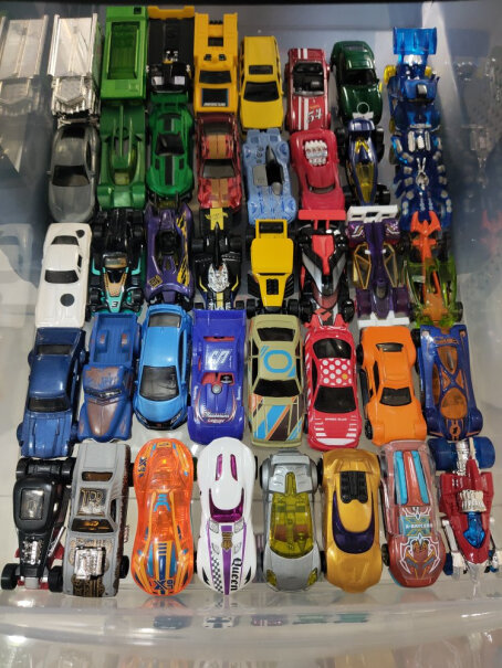 风火轮HOTWHEELS你好，这是全合金还是半合金半塑料车身啊？