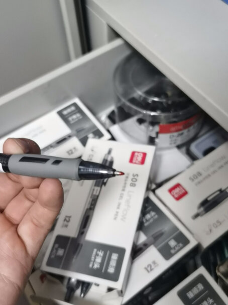 得力deli臻顺滑办公中性笔签字笔0.5mm子弹头弹簧头这是几年级用的笔？