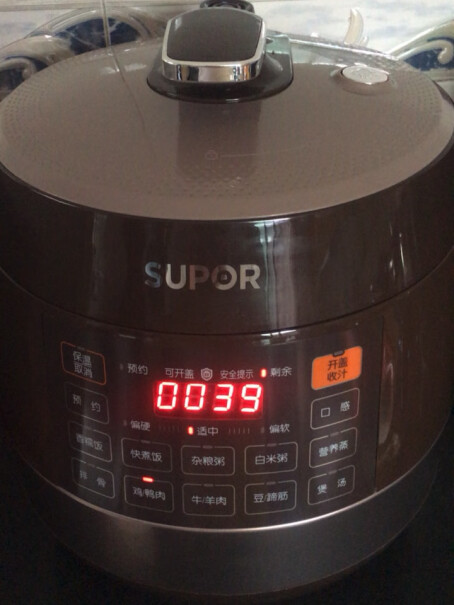 压力锅内胆国潮60YC80866L高压锅煲汤苏泊尔锅内那个发热那个是不是移动的？