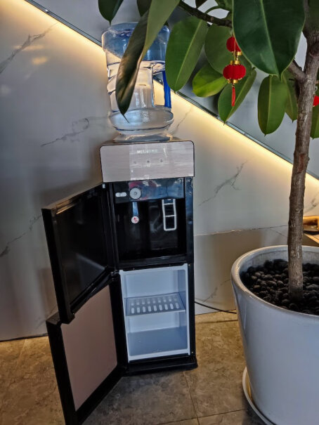美菱饮水机立式家用办公双开门柜式温这款饮水机好吗？质量怎样，冷水或者热水出来有一股味道吗？特别是热水味道比较重的那种。