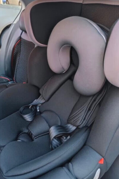 gb好孩子高速汽车儿童安全座椅这款坐垫靠垫海绵厚吗，四围包裹的海绵厚不厚，坐着舒服吗？