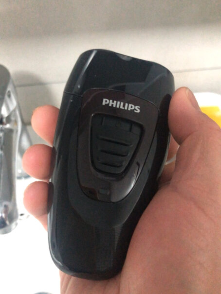 飞利浦（PHILIPS）电动剃须刀1系全身水洗刮胡刀S1101充电时有显示灯吗？