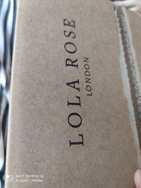 LolaRose手表女满天星英国时尚石英方形女士手表礼物盒子里有没有保修卡？