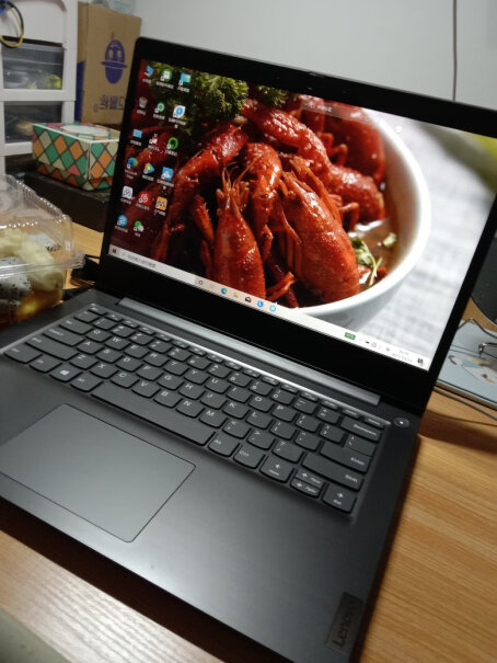 联想扬天V14全新酷睿版笔记本自带的鼠标部分，板子会翘起来吗？