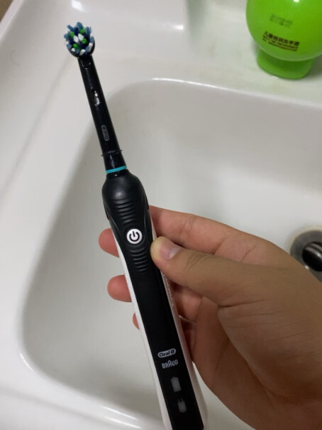 欧乐B电动牙刷成人小圆头牙刷情侣礼物3D声波旋转摆动充电式开关按钮和牙刷是一体的吗？有缝吗？