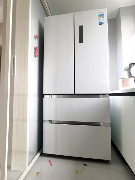 美的BCD-508WTPZM(E)冰箱背部那块压花板有条痕正常吗？？