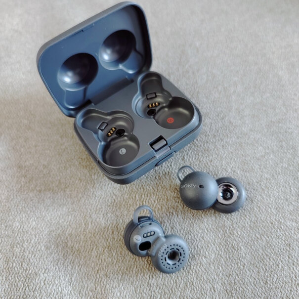 索尼（SONY）LinkBuds 真无线 开放式 蓝牙耳机 IPX4防水 环形振膜 高清通话 适用于充电盒是不是比airpods2的充电盒大很多？