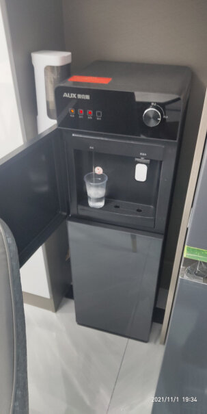 奥克斯饮水机下置式家用立式温热型下面能放18.9水桶吗？