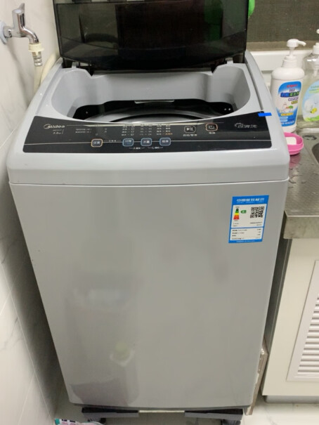 美的迷你折叠洗衣机母婴洗衣机小型内衣神器刚买的洗衣机里面有水吗？