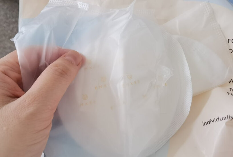 嫚熙防溢乳垫3D立体一次性超薄透气喂奶溢乳贴产后喂奶垫哺乳期隔奶垫防漏奶210片MX-6001-Z1这款防溢乳垫好用吗？有没有异味。看评论好多说有异味？