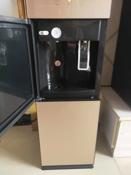 美菱饮水机立式家用办公双开门柜式温水里有塑料的味道？