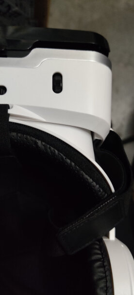 千幻魔镜VR 9代扣手机的盖子是塑料的吗？