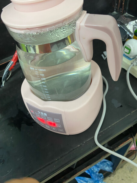 小壮熊婴儿恒温调奶器请问买过的亲，有没有用过几个月玻璃壶底下的硅胶就变成粉红色的？