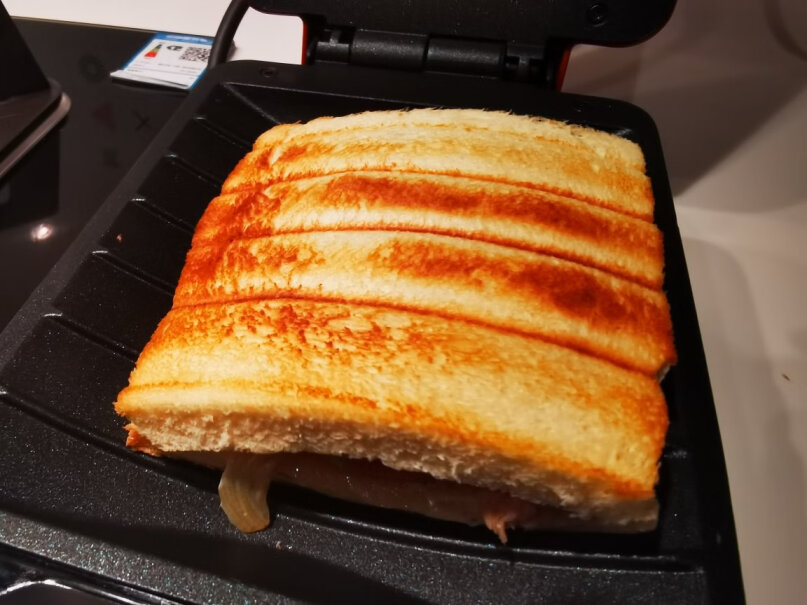 Pinlo三明治早餐机电饼铛会粘底吗，可以厚夹么，可以封边吗。