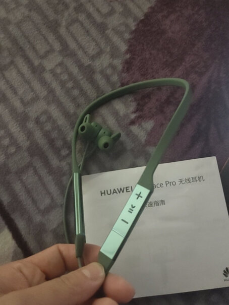 华为HUAWEI耳机怎么戴，总是掉？