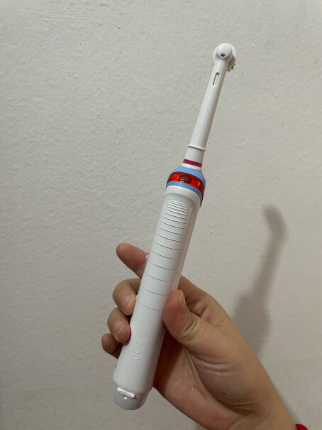 欧乐B电动牙刷成人小圆头牙刷情侣礼物3D声波旋转摆动充电式可以清理抽烟后留下的烟啧吗？