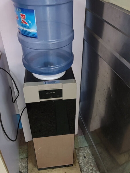 美菱饮水机立式家用温热型这个放大桶吗？