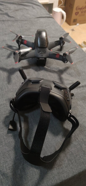 DJI FPV体感遥控器功能是不是比较简单？有御序列那些延迟拍摄，环绕，跟随等模式吗？还是只有简单的拍照模式？