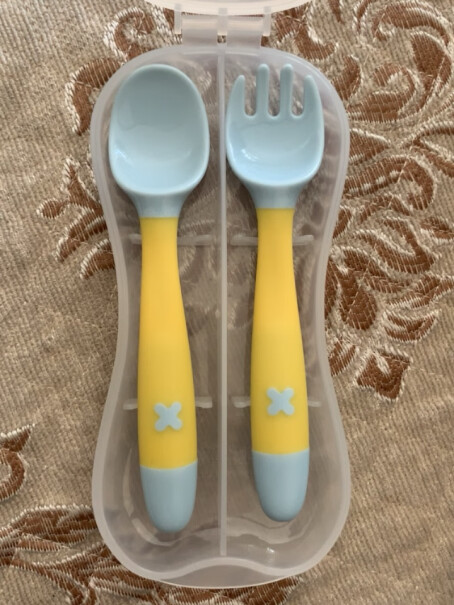 babycare儿童硅胶软碗勺婴儿餐具软头勺婴儿辅食勺2个装带盒子吗？