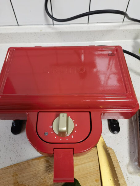 BRUNO日本轻食烹饪机家用早餐机请问外壳是铁的还是塑料的？