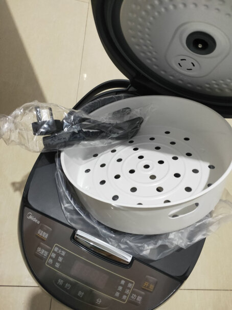 美的电饭煲家用多功能煲好打开盖时蒸汽水会往外流吗？