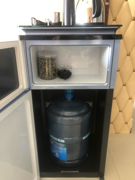 沁园饮水机家用多功能13档温控茶吧机抽出的水有塑料味道吗？