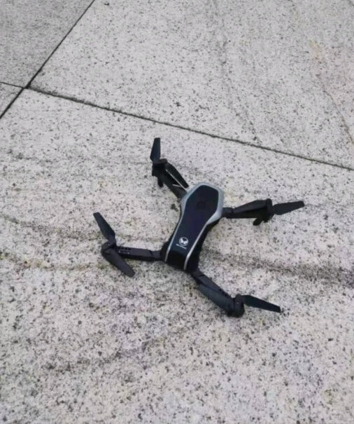 雅得遥控飞机无人机高清实时航拍智能定高折叠四轴飞行器男孩玩具明天能收到吗？