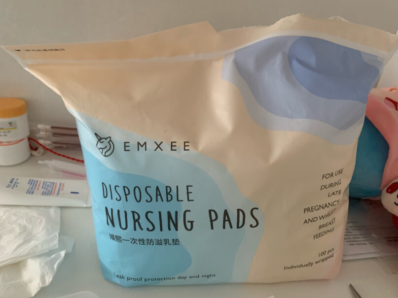 嫚熙防溢乳垫防漏无感EMXEE瞬吸溢乳贴隔奶十月结晶和这个比哪个好用？