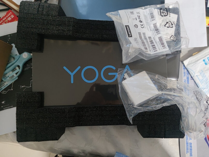 联想YOGA14s转轴处漏排线，正常吗？