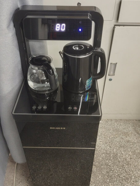 美菱饮水机立式家用茶吧机智能速热开水机你好，请问一下，它上面出水的龙头是塑料的还是不锈钢的材质？