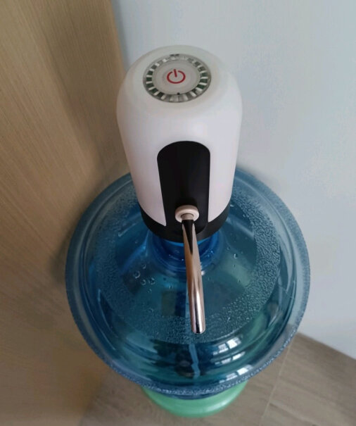 美之扣桶装水电动抽水器一键自动无线吸水器充电式上水器水抽得干净吗，罐子有没有到底部？