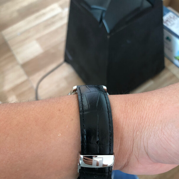 天梭TISSOT瑞士手表力洛克系列买了一个多月日历地方有雾气和水珠，你们是怎么解决？