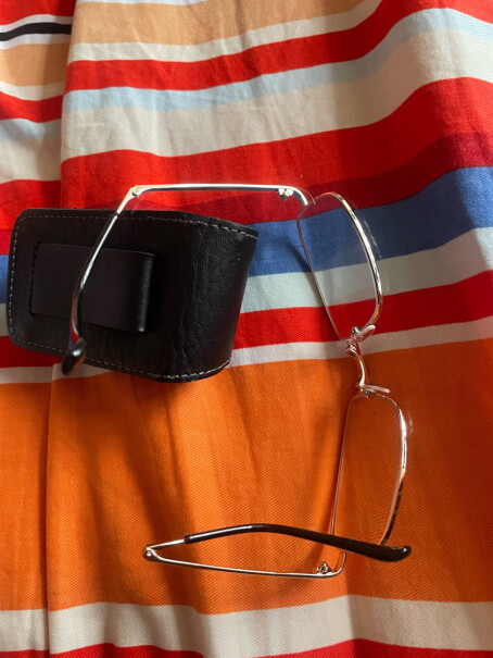 索柏老花镜舒款1105A200花镜老花眼镜便携想问下大家，佩戴助听器带眼镜怎么带？？？